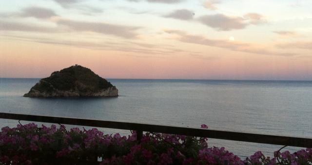 Panorama al tramonto sull'isola di Bergeggi dal terrazzo dell'hotel Acqua Novella di Spotorno