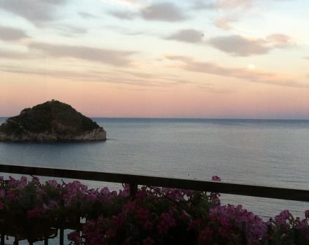 Panorama al tramonto sull'isola di Bergeggi dal terrazzo dell'hotel Acqua Novella di Spotorno