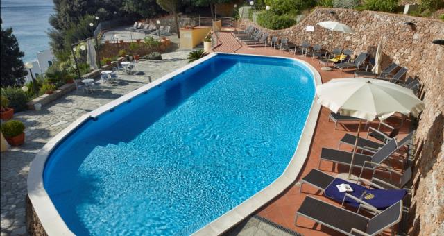 Piscina panoramica con solarium BW Hotel Acqua Novella 4 stelle