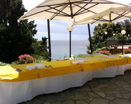 Aperitivo matrimonio sulla terrazza della piscina