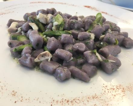 Gnocchetti viola con pescato fresco e asparagi